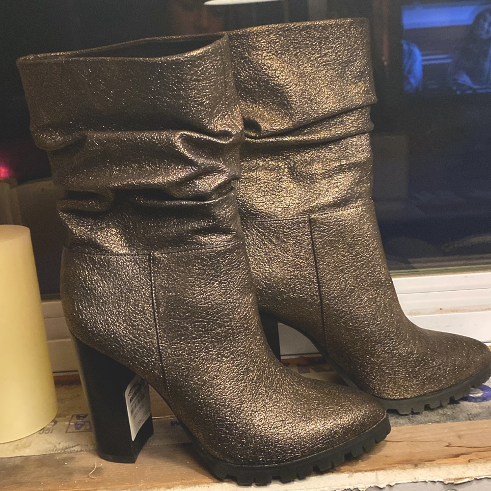 Darker Gold sparkle heeled boots
Size 6.5. 
Never warn
Perfect shape